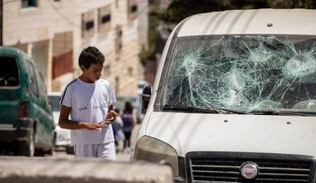 هآرتس: عنف المستوطنين ضد الفلسطينيين بالضفة في ازدياد